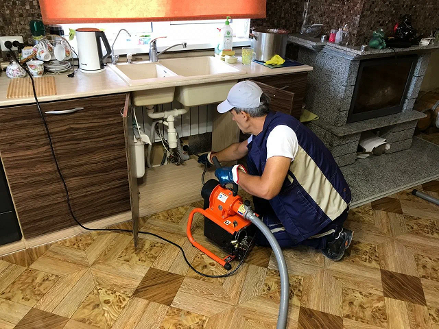 Mutfakta bağlantı ve montaj çalışması